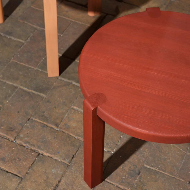 FDB Møbler D108 - Ragnesminde - Coffee Table Ø: 18.9 in Pine Solid Carmine Red (48/Bilbao) Oiled by Katrine Sander