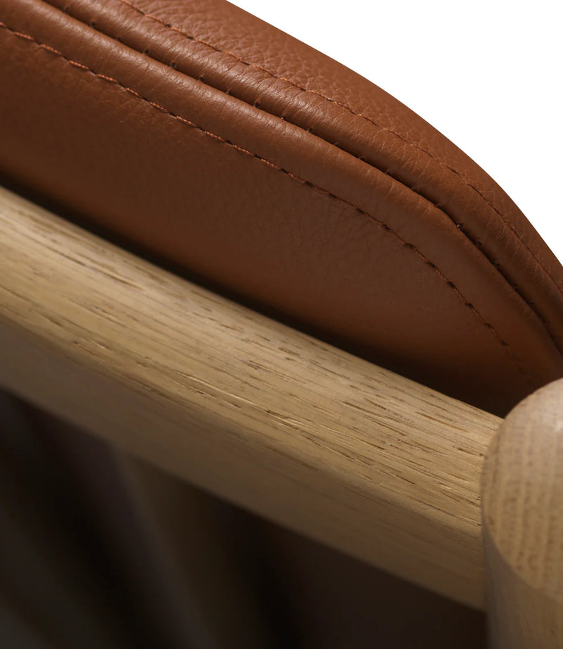 FDB Møbler J147 - Armchair Oak Nature Lacquered Leather Semi-Aniline Cognac by Erik Ole Jørgensen