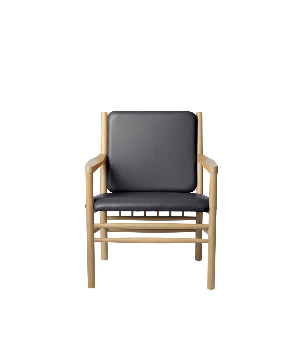 FDB Møbler J147 - Armchair Oak Nature Lacquered Leather Semi-Aniline Black by Erik Ole Jørgensen