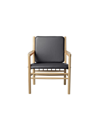 FDB Møbler J147 - Armchair Oak Nature Lacquered Leather Semi-Aniline Black by Erik Ole Jørgensen