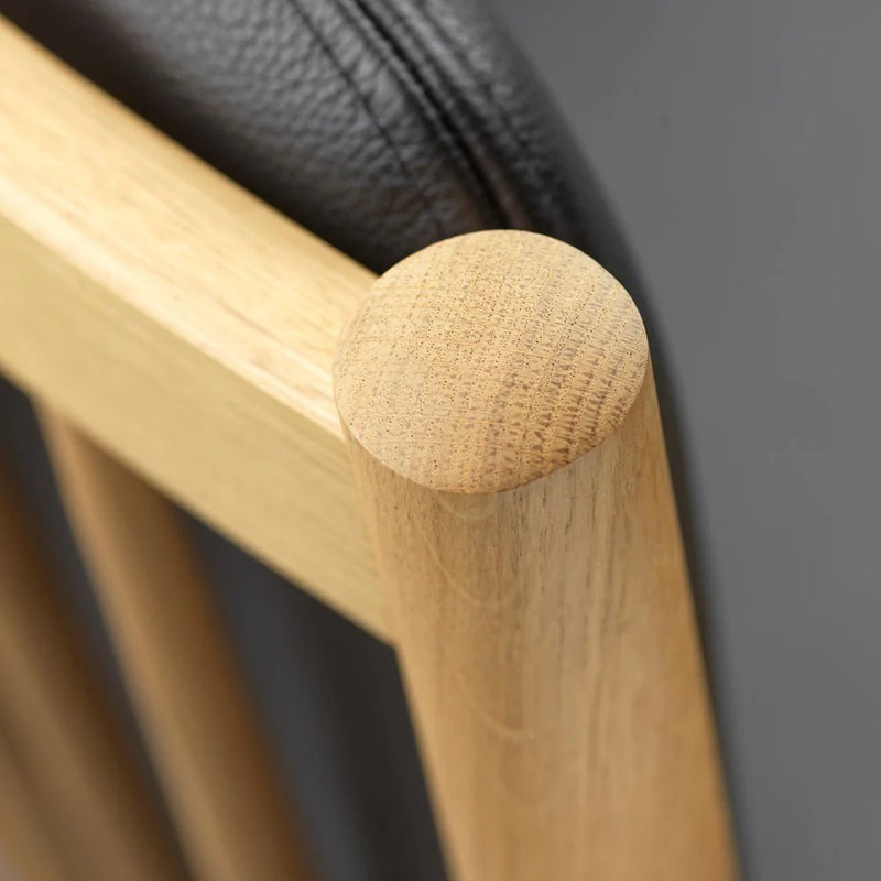 FDB Møbler J147 - Armchair Oak Nature Lacquered Leather Semi-Aniline Black by Erik Ole Jørgensen