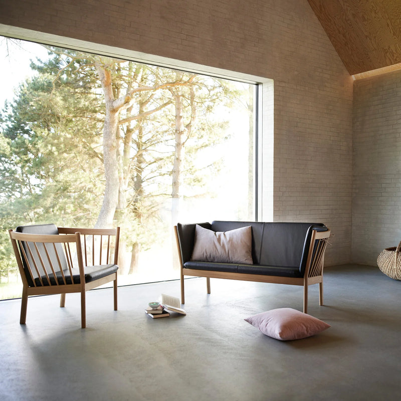 FDB Møbler J148 - 2-person couch Oak Nature Lacquered Leather Black Leather by Erik Ole Jørgensen