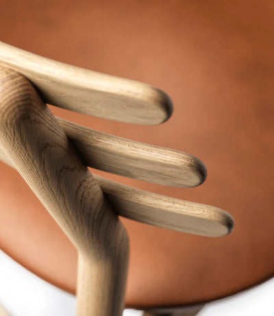 J48 - Chair Oak Nature Lacquered Leather Cognac (Sevilla SV4003) by Poul M. Volther