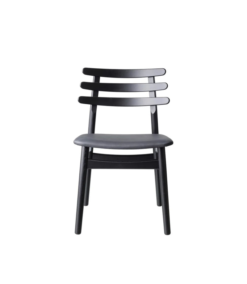 J48 - Chair Oak Nature Lacquered Leather Black (Sierra SI1001M) by Poul M. Volther