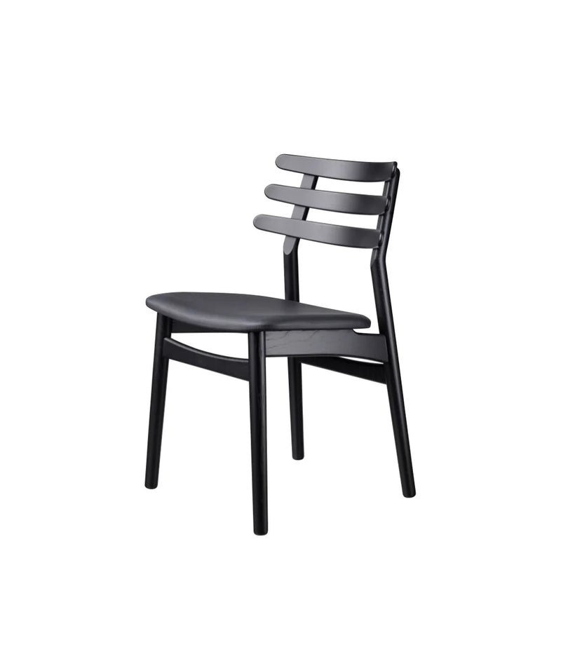 J48 - Chair Oak Nature Lacquered Leather Black (Sierra SI1001M) by Poul M. Volther