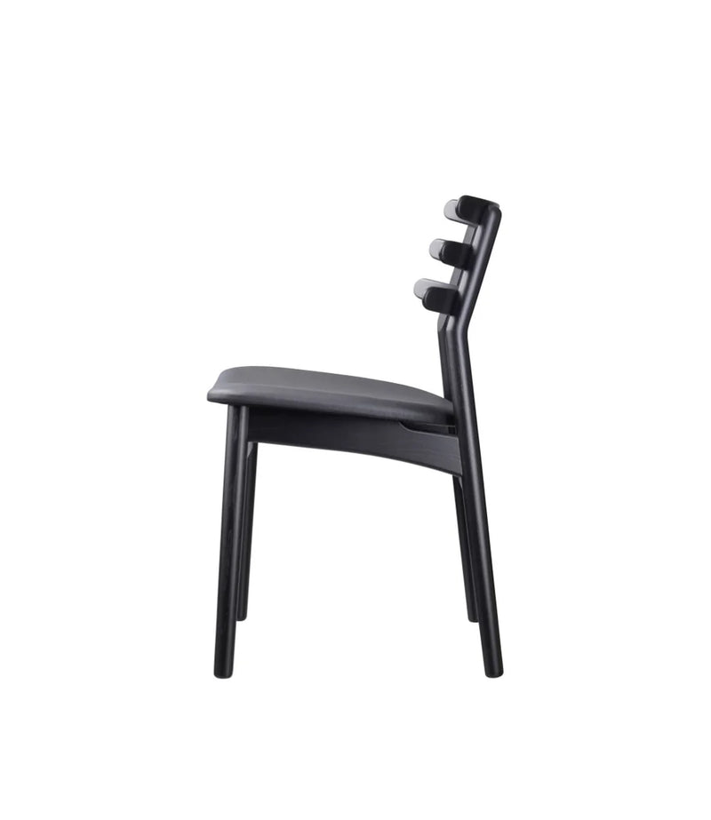 J48 - Chair Oak Nature Lacquered Leather Black (Sierra SI1001M) by Poul M. Volther