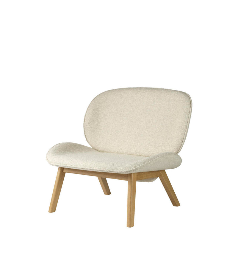 FDB Møbler L32 - Suru - Lounge Chair Oak Nature Lacquered Monza (Bouclé) Light Beige (00) by Carina Maria Mølgaard Nielsen