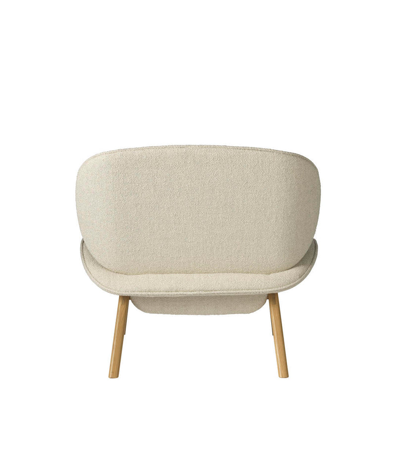 FDB Møbler L32 - Suru - Lounge Chair Oak Nature Lacquered Monza (Bouclé) Light Beige (00) by Carina Maria Mølgaard Nielsen