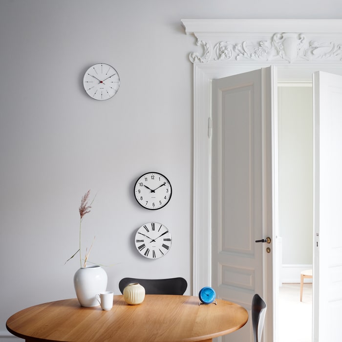 Arne Jacobsen Bankers Wall Clock White/Black/Red – RDG US B2B
